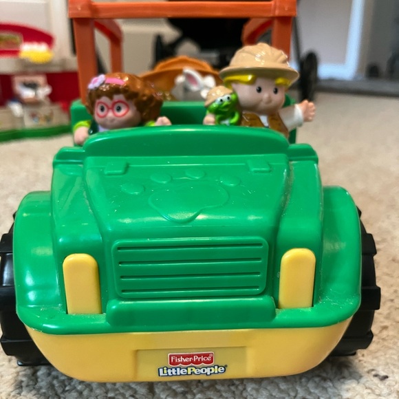 Fisher-Price Other - Fisher-Price Little People 2011 zoo talkers safari truck with 4 figures